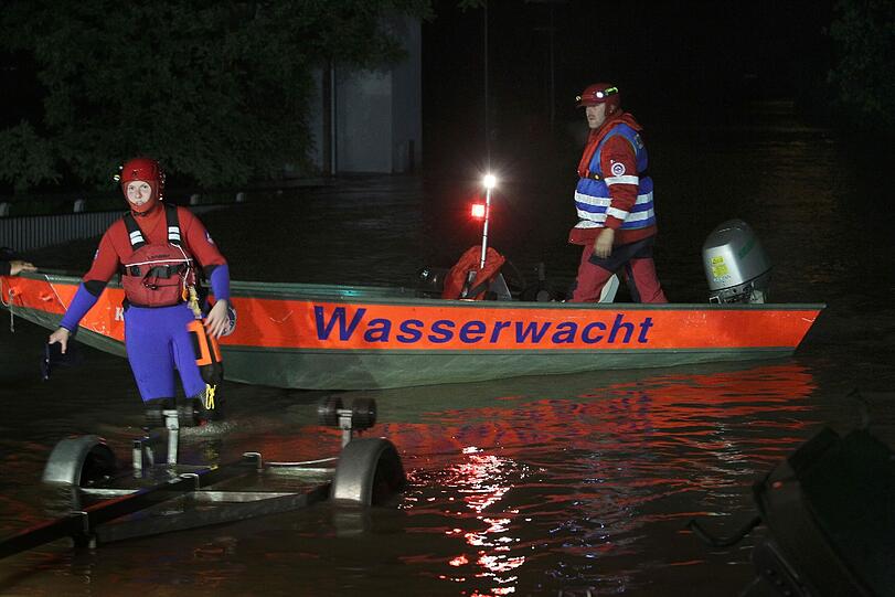 Einem der Boote ging in der Nacht der Sprit aus - es musste am Morgen abgeschleppt werden.