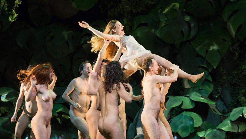 Die glücklichen Menschen des Goldenen Zeitalters in Laura Scozzis Inszenierung von „Les Indes galantes“ am Staatstheater Nürnberg. Die glücklichen Menschen des Goldenen Zeitalters in Laura Scozzis Inszenierung von „Les Indes galantes“ am Staatstheater Nürnberg.