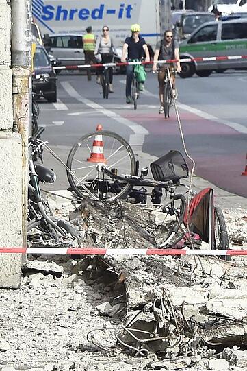 In der Kapuzinerstraße sind Teile eines Hausdachs einfach auf die Straße gefallen.