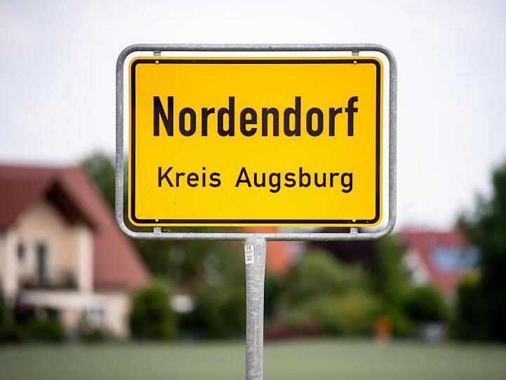 Eltern haben in einem Haus in Nordendorf ihren 16-jährigen Sohn und dessen 15-jährigen Freund tot aufgefunden.
