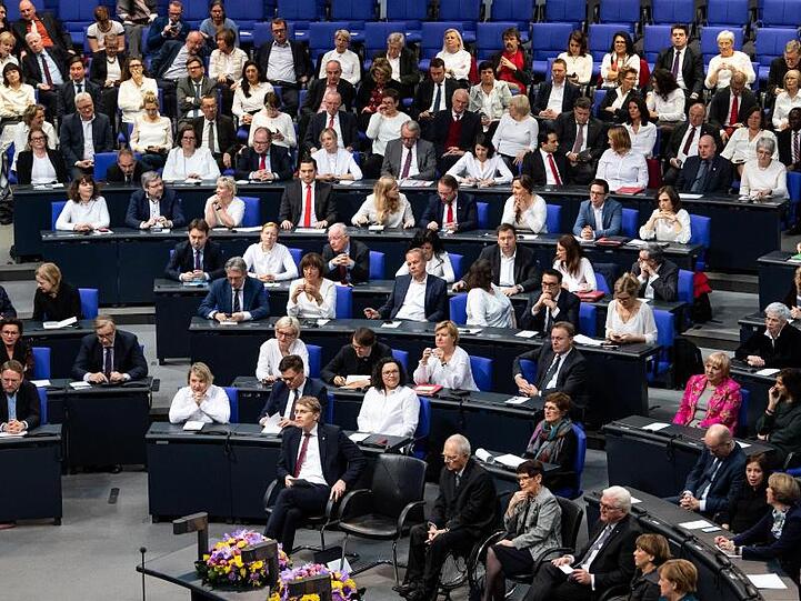 Abwechselnd eine weibliche Abgeordnete und ein männlicher Abgeordneter: Bei der Feierstunde zum 100. Jahrestag des Frauenwahlrechtes bei der Wahl zur Verfassunggebenden Deutschen Nationalversammlung 1919 nahm die SPD-Fraktion im Januar eine ungewohnte Sitzordnung ein.