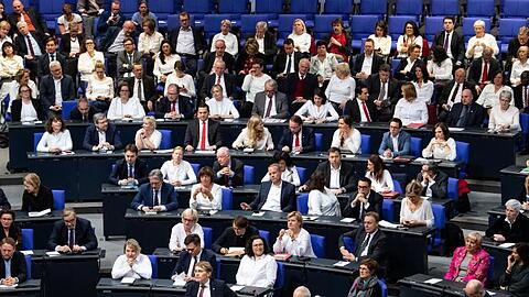 Abwechselnd eine weibliche Abgeordnete und ein männlicher Abgeordneter: Bei der Feierstunde zum 100. Jahrestag des Frauenwahlrechtes bei der Wahl zur Verfassunggebenden Deutschen Nationalversammlung 1919 nahm die SPD-Fraktion im Januar eine ungewohnte Sitzordnung ein.