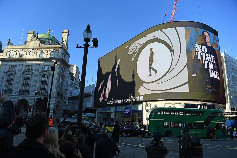 Der Start des neuen "Bond"-Films "Keine Zeit zu sterben" wird dauernd verschoben. Hier eine Werbung am Piccadilly Circus in London.