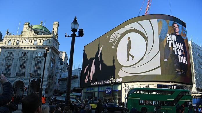 Der Start des neuen "Bond"-Films "Keine Zeit zu sterben" wird dauernd verschoben. Hier eine Werbung am Piccadilly Circus in London.
