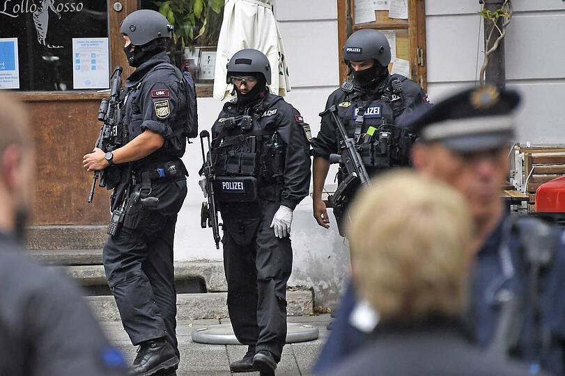 Spezialkräfte nach dem Einsatz in der Pütrichstraße.