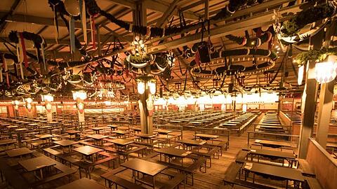 Leer sind die Tische in einem Festzelt des Oktoberfestes in München.