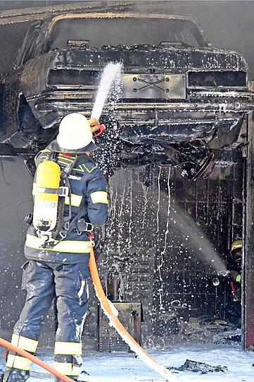 Den entstandenen Schaden schätzt die Feuerwehr auf rund 100.000 Euro.