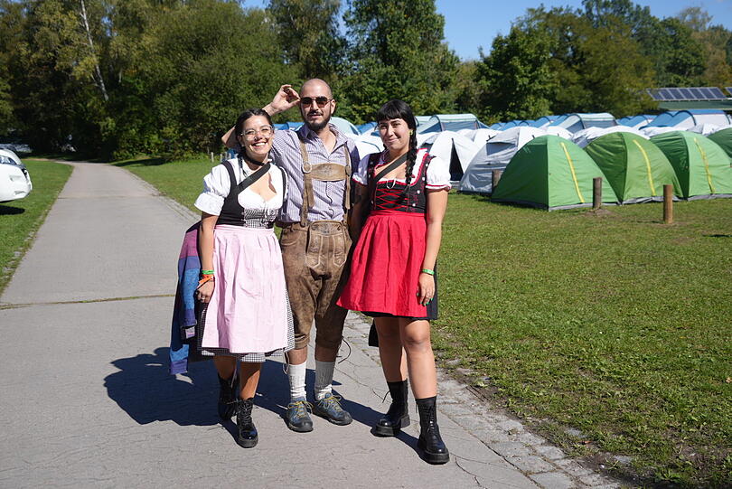 Catalina, Eduardo und Constanza aus Chile und Argentinien schauen zwar noch ein bisserl ermattet vom Vorabend aus, na und? Gleich geht's weiter.