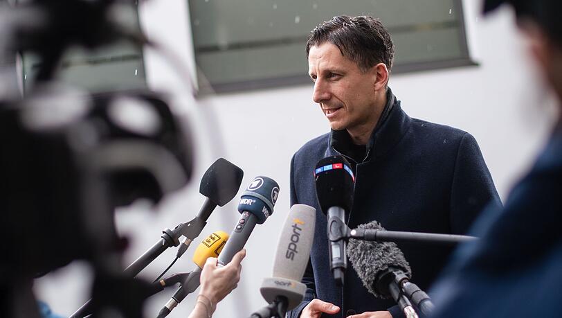 Geschäftsführer Christian Keller geht mit dem 1. FC Köln gegen die Transfersperre an.
