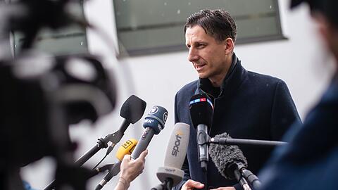 Geschäftsführer Christian Keller geht mit dem 1. FC Köln gegen die Transfersperre an.