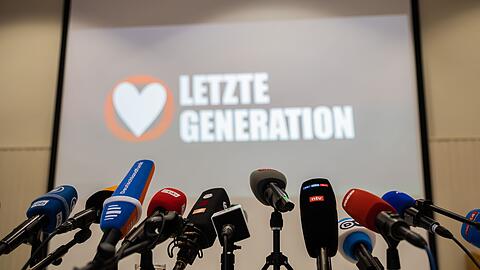 Die Klimaschutz-Aktivisten lenken mit Klebeaktionen an Kunstwerken und Verkehrsblockaden Aufmerksamkeit auf sich.