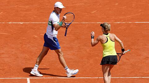 Laura Siegemund und Edouard Roger-Vasselin jubeln nach einem Punktgewinn.