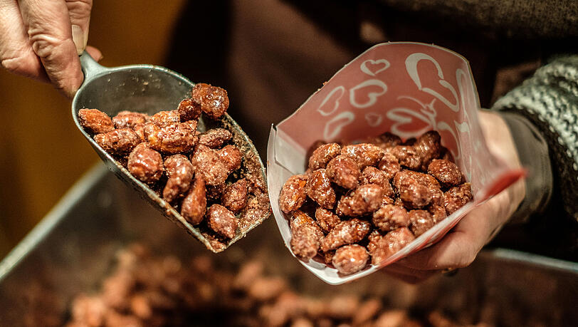 Über 40 festlich geschmückte Stände - viele mit kulinarischen Spezialitäten aus aller Welt bieten den Besucherinnen und Besuchern ihre Auswahl an. Über 40 festlich geschmückte Stände - viele mit kulinarischen Spezialitäten aus aller Welt bieten den Besucherinnen und Besuchern ihre Auswahl an.