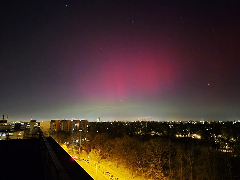 Selbst in der beleuchteten Stadt (hier Neuperlach) sind die Polarlichter am 19. Januar zu sehen gewesen.