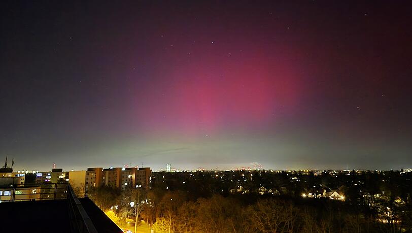 Selbst in der beleuchteten Stadt (hier Neuperlach) sind die Polarlichter am 19. Januar zu sehen gewesen.