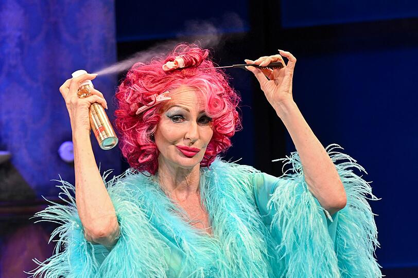 2024 stand D&eacute;sir&eacute;e Nick im Theaterst&uuml;ck "Bette und Joan" in der Kom&ouml;die im Bayerischen Hof auf der B&uuml;hne.