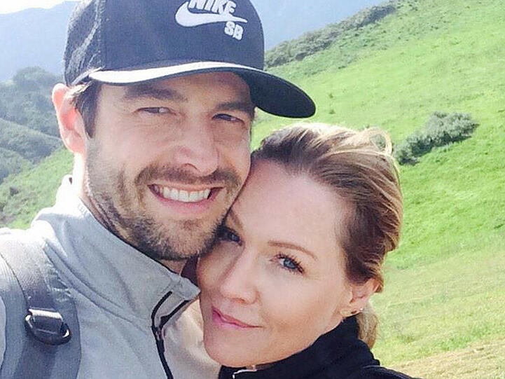 Jennie Garth und Dave Abram posieren für ein Selfie