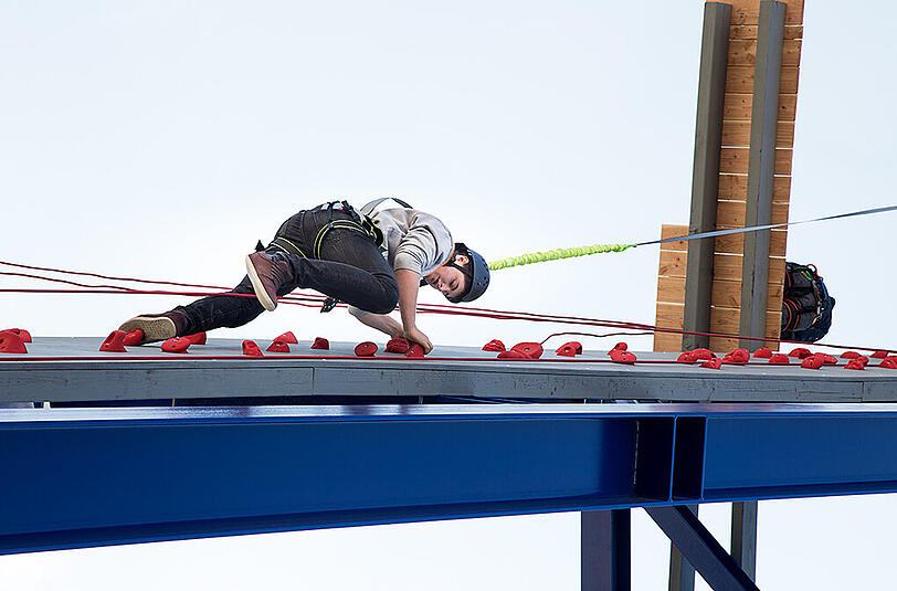 Felix (19) aus Biberach kraxelt an ihr 15 Meter in die Höhe