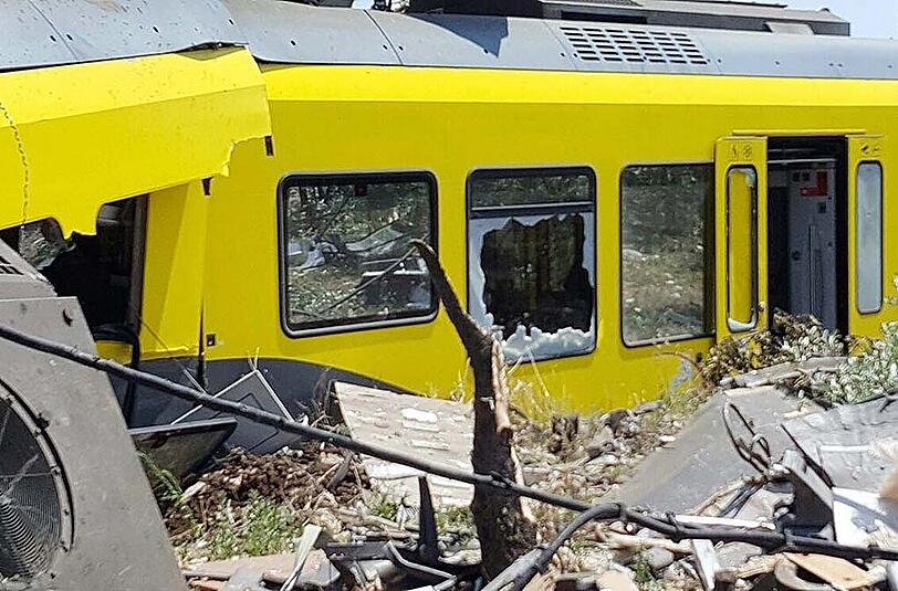 Schreckliche Bilder aus Italien: Bei einem Zugunglück starben am Dienstag mindestens zehn Menschen.