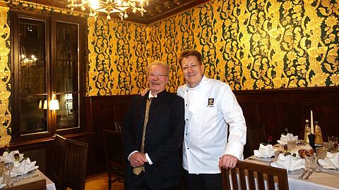 Stolzes Vater-Sohn-Duo: die Augustiner-Wirte Manfred und Thomas Vollmer im neuen prächtigen Delphinzimmer.
