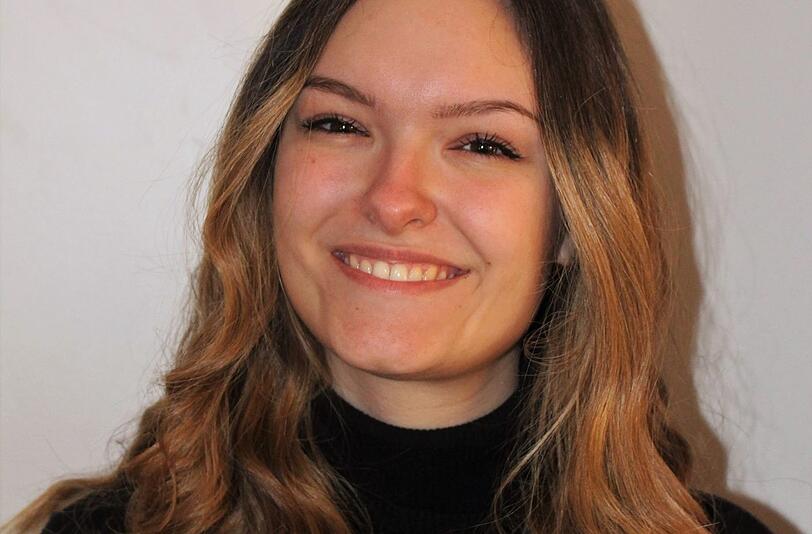 Die Buchhändlerin Elena Vogl von Bücher Hacker in Laim.