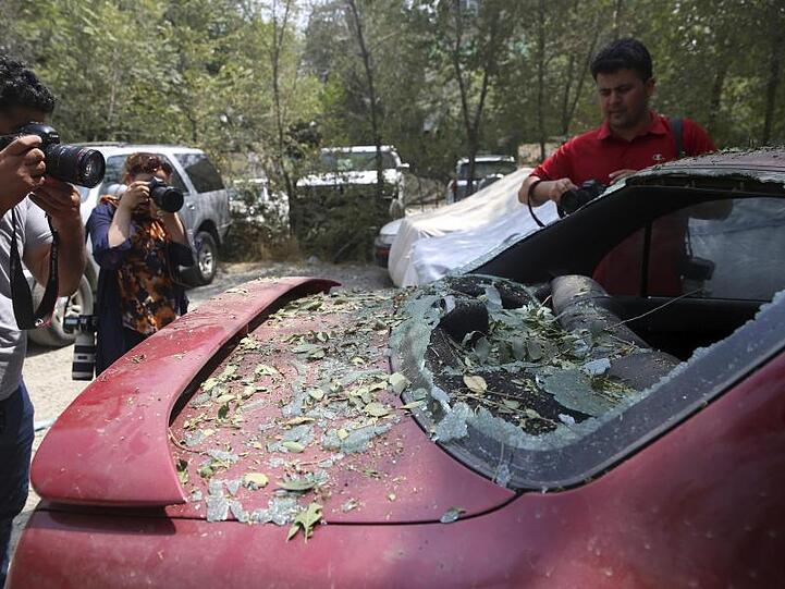 In der afghanischen Hauptstadt sind während der Feierlichkeiten zum Unabhängigkeitstag in mehreren Stadtteilen Raketen eingeschlagen.