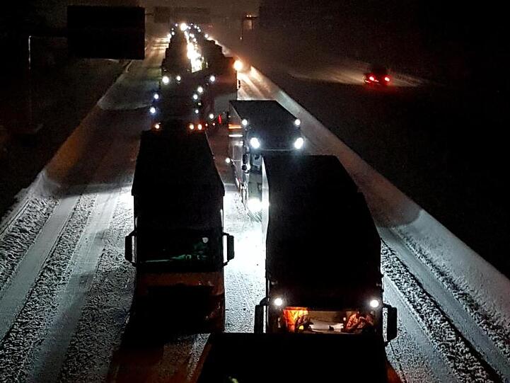 Lastkraftwagen stehen auf der Autobahn 9 an der Anschlussstelle Hermsdorf Süd in Fahrtrichtung Triptis. Foto: Jens Hennings
