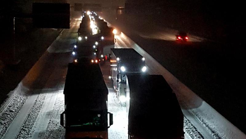 Lastkraftwagen stehen auf der Autobahn 9 an der Anschlussstelle Hermsdorf Süd in Fahrtrichtung Triptis. Foto: Jens Hennings Lastkraftwagen stehen auf der Autobahn 9 an der Anschlussstelle Hermsdorf Süd in Fahrtrichtung Triptis. Foto: Jens Hennings