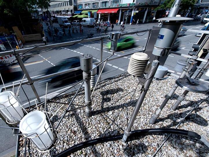Verschiedene Messgeräte sind auf dem Dach einer Luftmessstation installiert. Foto: Sven Hoppe/Archiv
