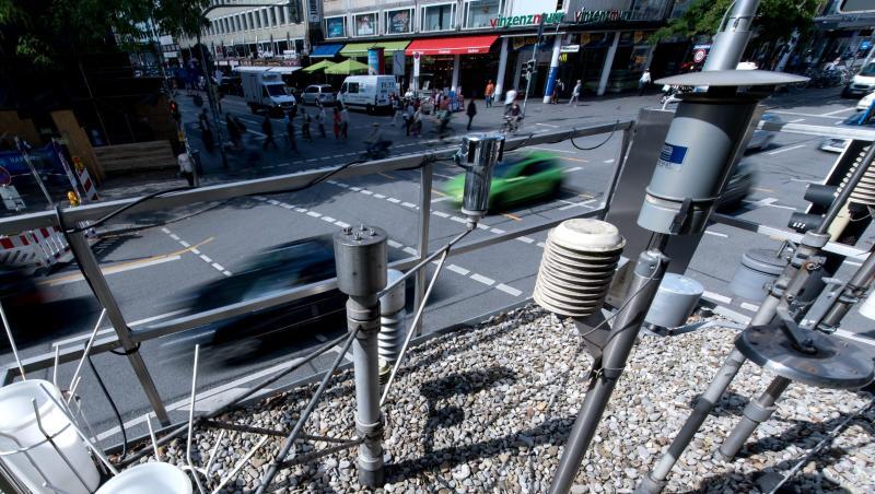 Verschiedene Messgeräte sind auf dem Dach einer Luftmessstation installiert. Foto: Sven Hoppe/Archiv Verschiedene Messgeräte sind auf dem Dach einer Luftmessstation installiert. Foto: Sven Hoppe/Archiv