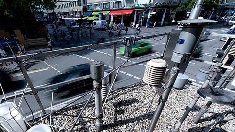 Verschiedene Messgeräte sind auf dem Dach einer Luftmessstation installiert. Foto: Sven Hoppe/Archiv