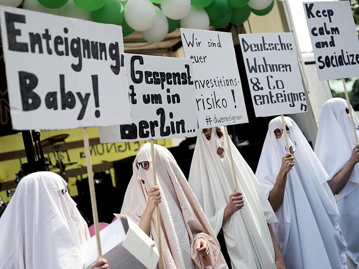 "Enteignungs-Gespenster" ziehen bei der Demonstration "my Gruni" mit Plakaten durch den wohlhabenden Stadtteil Berlin-Grunewald.