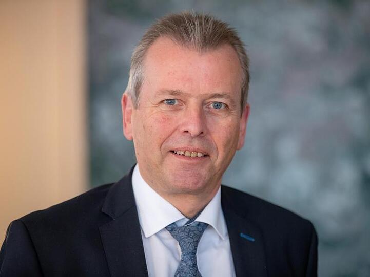 Ulrich Maly (SPD), Oberbürgermeister der Stadt Nürnberg, schaut in die Kamera. Foto: Daniel Karmann/dpa/archivbild