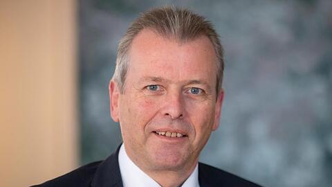 Ulrich Maly (SPD), Oberbürgermeister der Stadt Nürnberg, schaut in die Kamera. Foto: Daniel Karmann/dpa/archivbild