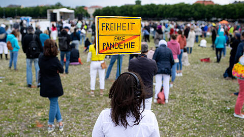 Auch Corona-Kritiker demonstrieren an diesem Wochenende wieder auf der Theresienwiese. (Archivbild)