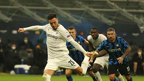 Ramy Bensebaini (l) sorgte vom Elfmeterpunkt f&uuml;r den Gladbacher Ausgleich.