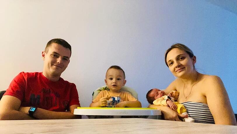Familie Čupić suchte nach ihrem Geburtshelfer, um ihm zu danken. Familie Čupić suchte nach ihrem Geburtshelfer, um ihm zu danken.