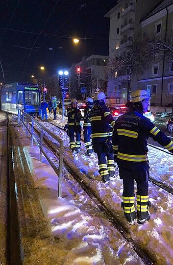 Der Unfall ereignete sich während einer Werkstattfahrt im Kreuzungsbereich Chiemgaustraße und Schwanseestraße.