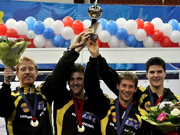 Christian Suess (v.l.), Timo Boll und Bastian Steger mit dem EM-Pokal. Nach dem Finale gestand Superstar Boll allerdings, ziemlich ausgepowert zu sein.