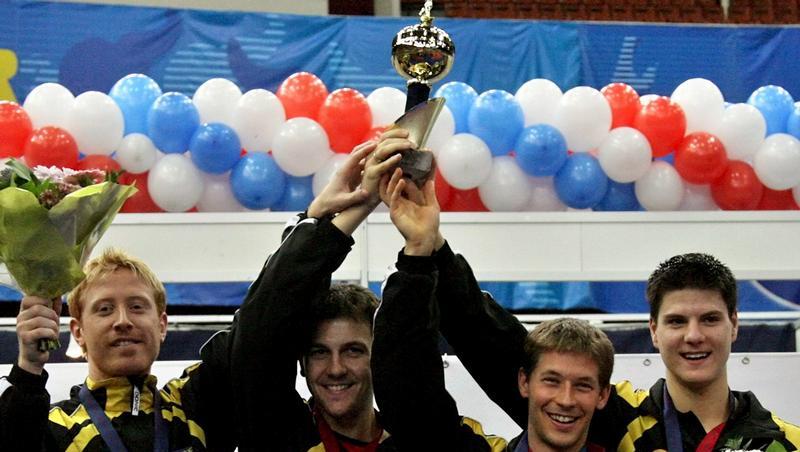 Christian Suess (v.l.), Timo Boll und Bastian Steger mit dem EM-Pokal. Nach dem Finale gestand Superstar Boll allerdings, ziemlich ausgepowert zu sein. Christian Suess (v.l.), Timo Boll und Bastian Steger mit dem EM-Pokal. Nach dem Finale gestand Superstar Boll allerdings, ziemlich ausgepowert zu sein.