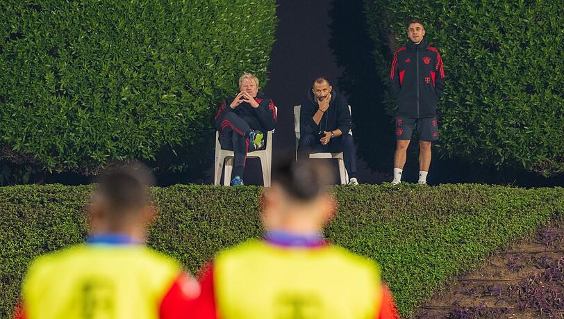 Oliver Kahn (l-r), Hasan Salihamidzic und Marco Neppe verfolgen im Januar 2023 die Übungseinheit der Spieler.