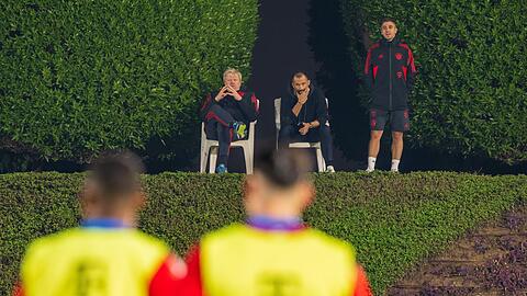 Oliver Kahn (l-r), Hasan Salihamidzic und Marco Neppe verfolgen im Januar 2023 die Übungseinheit der Spieler.