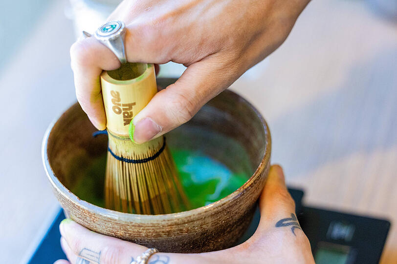 Das Matcha-Pulver wird meistens mit einem Bambus-Besen (Chasen) aufgeschäumt. Das Matcha-Pulver wird meistens mit einem Bambus-Besen (Chasen) aufgeschäumt.