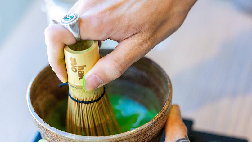 Das Matcha-Pulver wird meistens mit einem Bambus-Besen (Chasen) aufgeschäumt. Das Matcha-Pulver wird meistens mit einem Bambus-Besen (Chasen) aufgeschäumt.