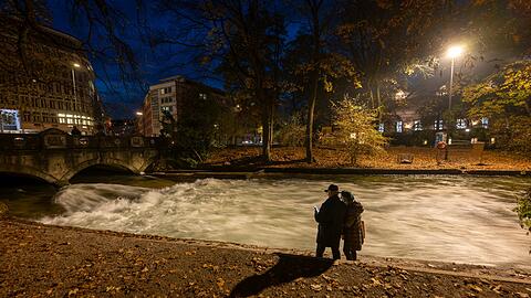 Kein Surfer auf dem Münchner Eisbach - denn die bekannte Welle funktioniert nicht mehr. Die Surfer rätseln über die Gründe. (Archivbild)