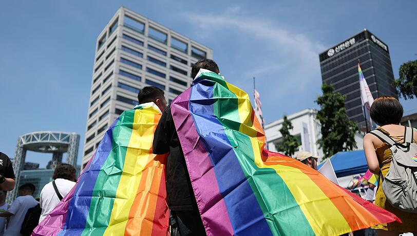 Beim Seoul Queer Culture Festival feiern mehr als 10.000 Teilnehmer gesellschaftliche Vielfalt. Beim Seoul Queer Culture Festival feiern mehr als 10.000 Teilnehmer gesellschaftliche Vielfalt.
