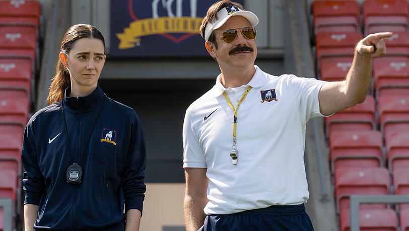 Scheut keine Herausforderung: Ted Lasso (Jason Sudeikis) trainiert in Staffel vier zum ersten Mal ein Frauenteam.
