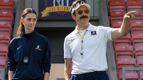 Scheut keine Herausforderung: Ted Lasso (Jason Sudeikis) trainiert in Staffel vier zum ersten Mal ein Frauenteam.