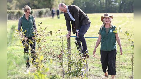 Prinz William beim Klettern &uuml;ber einen Zaun in Abergavenny.