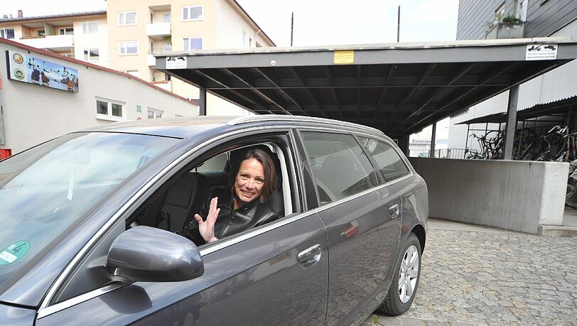 Hier fährt sie mit ihrem Auto glücklich aus dem Parkhaus. Hier fährt sie mit ihrem Auto glücklich aus dem Parkhaus.
